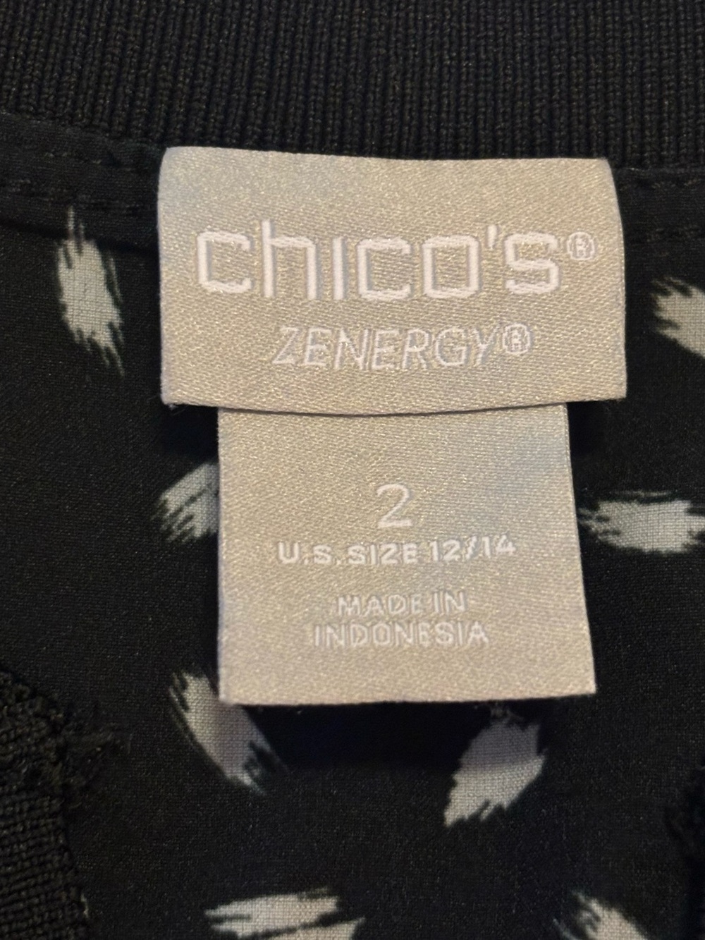 Chico's Black & White Sleeveless V-Notch Tank, size 2 - Picture 6 of 7